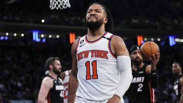 Jalen Brunson, de los Knicks de Nueva York, festeja luego de anotar ante el Heat de Miami en las semifinales de la Conferencia Este, el miércoles 10 de mayo de 2023 (AP Foto/Frank Franklin II)