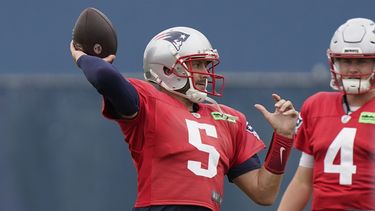 Belichick dice que Hoyer será titular si Jones se ausenta