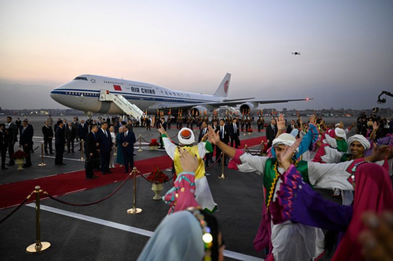 Artistas egipcios dan la bienvenida al presidente chino Xi Jinping y su esposa Peng Liyuan, quienes son recibidos por el presidente egipcio Abdul Fatá el Sisi, quinto desde la izquierda, y su esposa Entissar Amer, en el Aeropuerto Internacional de El Cairo en Egipto, el 1 de septiembre de 2026. (Khaled Desouki/Foto pool vía AP)