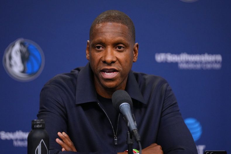 Masai Ujiri, presidente de los Mavericks de Dallas, habla en una conferencia de prensa el miércoles 20 de mayo de 2026 (AP Foto/Julio Cortez)