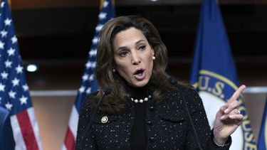 maria elvira salazar responde con firmeza a vallas que la acusan de traidora y recibe apoyo de cubanos con i-220a
