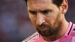 El argentino Lionel Messi, del Inter Miami, se prepara para ejecutar un corner en el duelo ante Toronto, el sábado 27 de septiembre de 2025 (Sammy Kogan/The Canadian Press via AP)