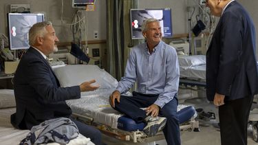 Foto suministrada por el Hospital General de Massachusetts que muestra al paciente Mike Garrity (cent) con los médicos Joe Garasic (izq) y Randy Zusman en Boston, el 25 de septiembre del 2024. (Jeffrey Andree/ Hospital General de Massachusetts via AP)
