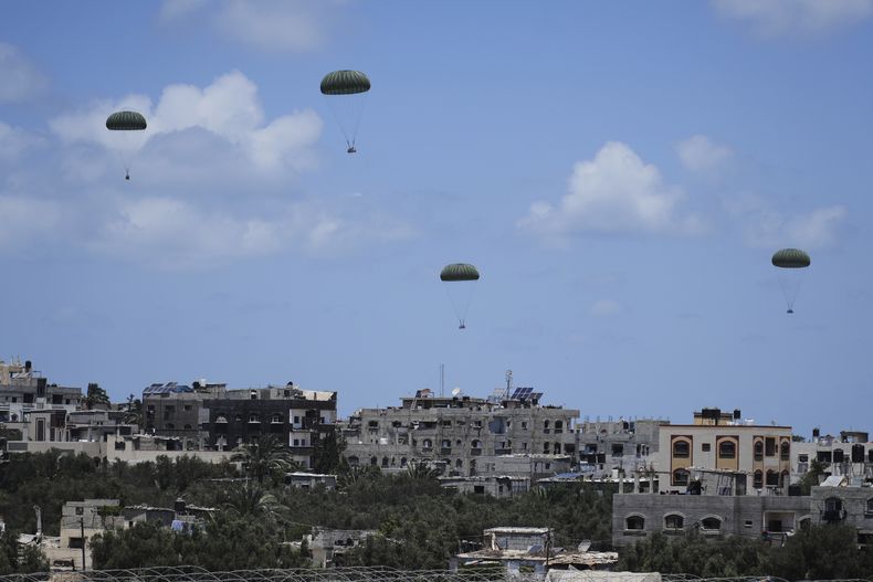 Ayuda humanitaria es lanzada vía aérea en Zawaida, Franja de Gaza, el 31 de julio del 2025. (AP foto/Abdel Kareem Hana)