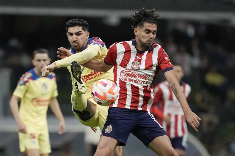 Diego Valdes, izquierda, del América, despeja un balón disputado con Ricardo Marin, de Guadalajara, durante la Copa de Campeones de la CONCACAF, en los octavos de final, en el partido de vuelta, en el Estadio Azteca, en Ciudad de México, el miércoles 13 de marzo de 2024. (AP Foto/Eduardo Verdugo)