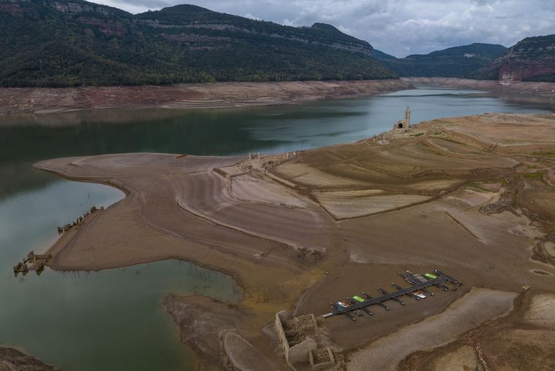 El embalse Sau, a unos 100 kms (62 millas) al norte de Barcelona, España, el 18 de abril de 2023. (Foto AP /Emilio Morenatti)