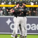 El jardinero derecho de los Diamondbacks de Arizona Corbin Carroll celebra con el jardinero izquiero Tim Tawa y el jardinero central Jordan Lawlar al vencer a los Rockies de Colorado el miércoles 23 de septiembre del 2026. (AP Foto/David Zalubowski)