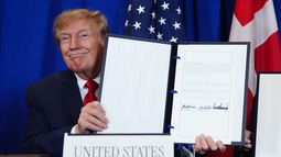 El presidente de Estados Unidos, Donald Trump, sostiene un acuerdo de seguridad firmado con la primera ministra danesa Mette Frederiksen y el primer ministro de Groenlandia, Jens-Frederik Nielsen, durante la Asamblea General de las Naciones Unidas, el martes 22 de septiembre de 2026, en la sede del organismo.