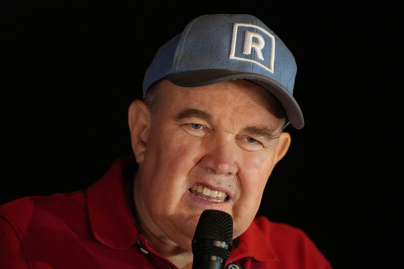 Rafael López Aliaga, candidato presidencial del partido Renovación Popular, se dirige a sus simpatizantes mientras las autoridades electorales continúan el recuento de votos dos días después de las elecciones generales en Lima, Perú, el martes 14 de abril de 2026. (AP Foto/Guadalupe Pardo)