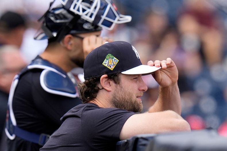 El lanzador de los Yankees de Nueva York, Gerrit Cole, observa la práctica de bateo durante un entrenamiento de béisbol de pretemporada el lunes 16 de febrero de 2026, en Tampa, Florida. (Foto AP/Chris OMeara)