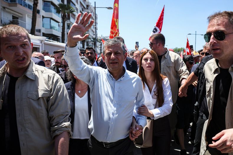 El depuesto líder del Partido Republicano del Pueblo, Ozgur Ozel, en Izmir, Turquía, el 26 de mayo del 2026. (AP foto/Erdem Sahin)