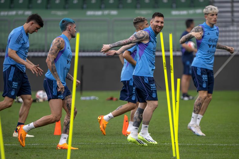 Lionel Messi (centro) durante un entrenamiento de Argentina en Beijing, el miércoles 14 de junio de 2023. (AP Foto/Mark Schiefelbein)