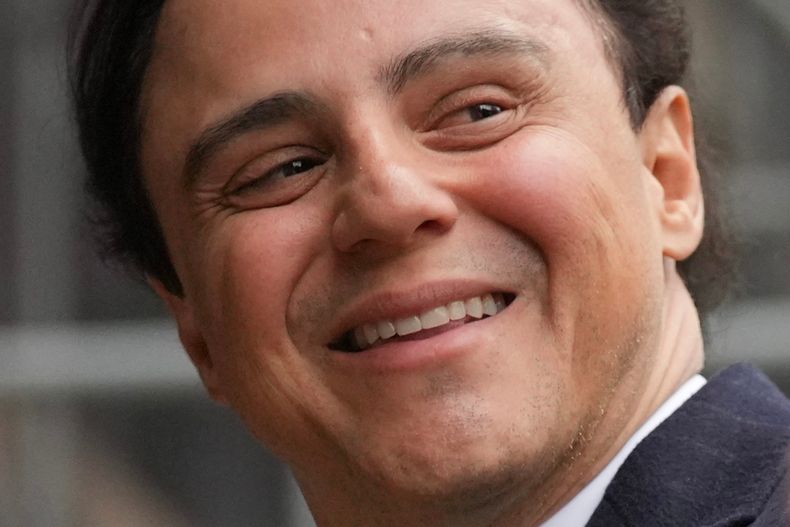 El expiloto de Fórmula 1 de Ferrari, Felipe Massa, abandona los Tribunales Reales de Justicia en Londres, el jueves 30 de octubre de 2025, mientras emprende acciones legales contra Formula 1 Management Limited. (AP Photo/Kin Cheung)