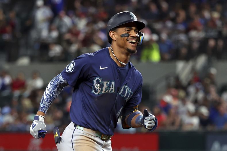 El dominicano Julio Rodríguez festeja luego de conectar un jonrón de dos carreras en el séptimo inning del juego de los Marineros de Seattle ante los Rangers de Texas, el viernes 20 de septiembre de 2024 (AP Foto/Richard W. Rodriguez)