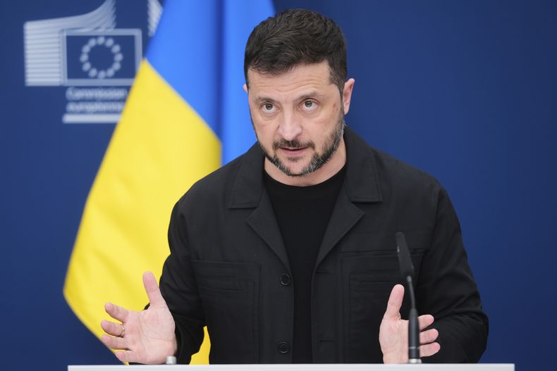 El presidente de Ucrania, Volodymyr Zelenskyy, habla durante una conferencia de prensa en la sede de la UE en Bruselas, Bélgica, el domingo 17 de agosto de 2025. (AP Foto)