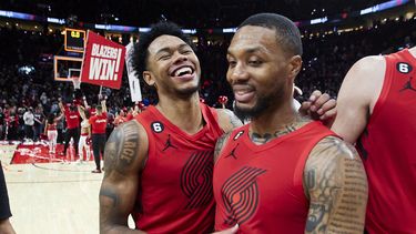 Lillard brilla en triunfo de Blazers sobre Suns en prórroga