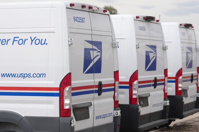 Camiones del Servicio Postal de Estados Unidos en Denver, el 23 de marzo del 2026. (AP foto/David Zalubowski)