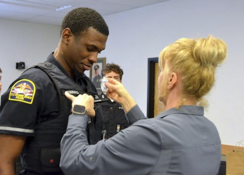 En esta fotografía difundida por el Departamento de Policía de Old Orchard Beach, el agente Luke Evans recibe su placa policial. (Departamento de Policía de Old Orchard Beach vía AP, Archivo)