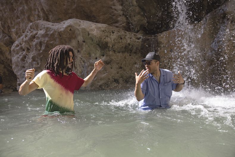En esta imagen proporcionada por Paramount Pictures, Kingsley Ben-Adir, izquierda, y el director Reinaldo Marcus Green en el set de Bob Marley: One Love. (Chiabella James/Paramount Pictures vía AP)