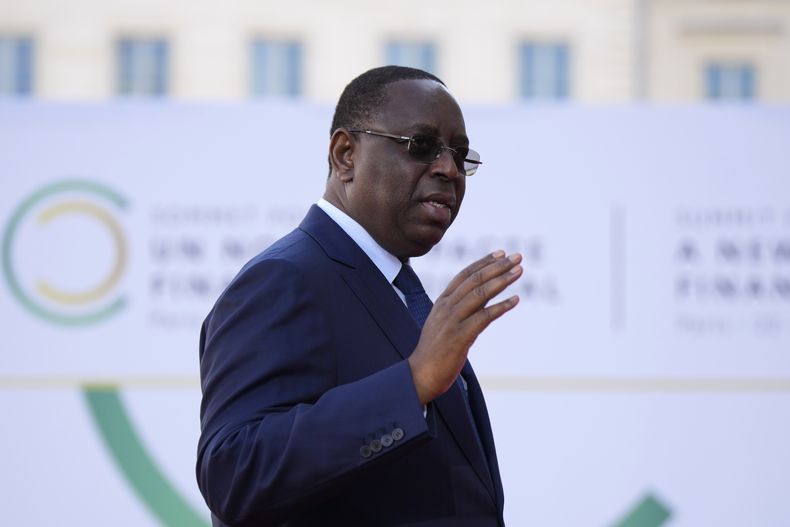 El presidente senegalés Macky Sall llega a la sesión de cierre de la Cumbre para un Nuevo Pacto Financiero Global, el viernes 23 de junio de 2023, en París. (AP Foto/Lewis Joly, foto compartida)