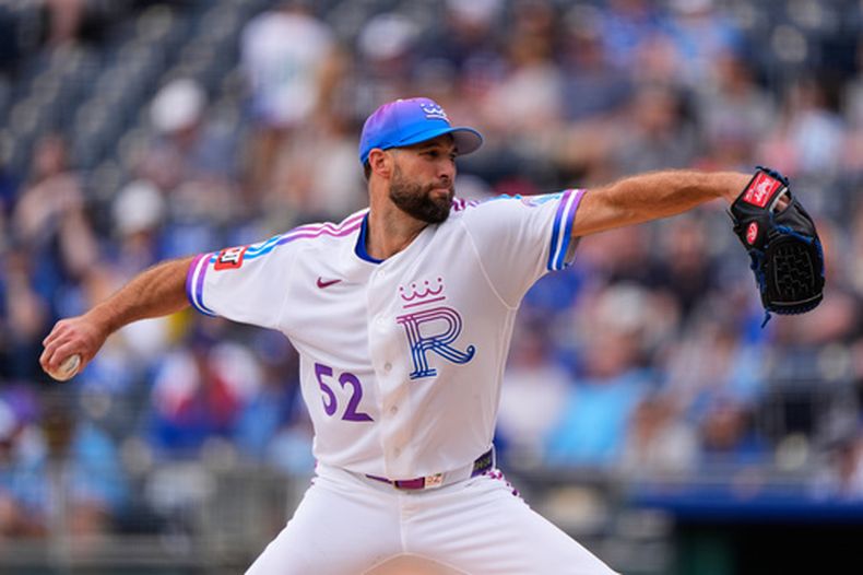 El lanzador abridor de los Reales de Kansas City, Michael Wacha, lanza durante la primera entrada de un partido de béisbol contra los Medias Blancas de Chicago, el sábado 11 de abril de 2026, en Kansas City, Missouri. (Foto AP/Charlie Riedel)