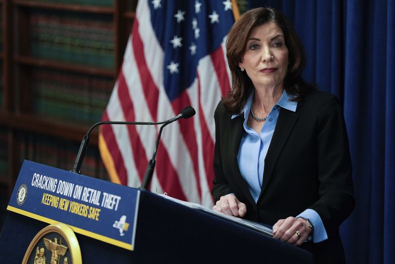 ARCHIVO - La gobernadora de Nueva York, Kathy Hochul, habla en una conferencia de prensa en el barrio de Queens, Nueva York, el 26 de noviembre de 2024. (Foto AP/Julia Demaree Nikhinson, Archivo)