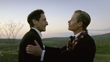 Esta imagen difundida por A24 muestra a Adrien Brody, izquierda, y Guy Pearce en una escena de The Brutalist. (Lol Crawley/A24 via AP)