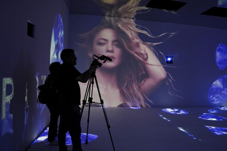 Periodistas filman videos en una galería emergente con una exposición sobre la cantante colombiana Shakira en la colonia Roma Norte de la Ciudad de México, el jueves 20 de marzo de 2025. (Foto AP/Marco Ugarte)