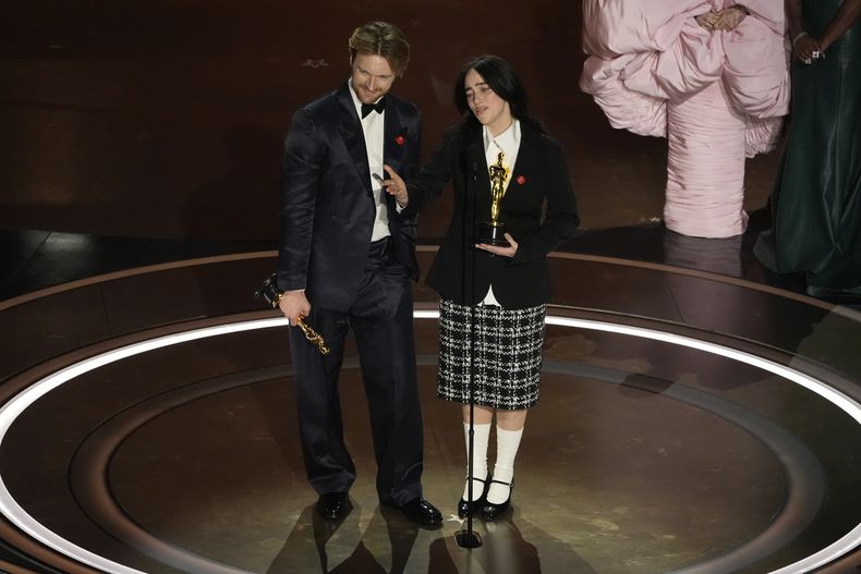 Finneas OConnell, izquierda, y Billie Eilish reciben el premio a mejor canción original por What Was I Made For? de Barbie en los Oscar el domingo 10 de marzo de 2024, en el Teatro Dolby en Los Ángeles. (Foto AP/Chris Pizzello)