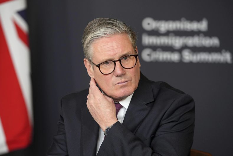 ARCHIVO - El primer ministro británico Keir Starmer encabeza una discusión de mesa redonda en una cumbre sobre seguridad fronteriza en Londres, el 31 de marzo de 2025.(AP Foto/Kin Cheung, Pool, archivo)