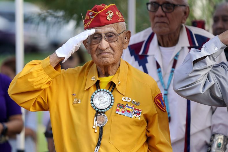 ARCHIVO - Thomas Begay, locutor de clave navajo, hace el saludo al escuchar el himno nacional estadounidense durante el Día de los Locutores de Clave Navajo del Estado de Arizona, el 14 de agosto de 2022, en Phoenix. (AP Foto/Ross D. Franklin, archivo)