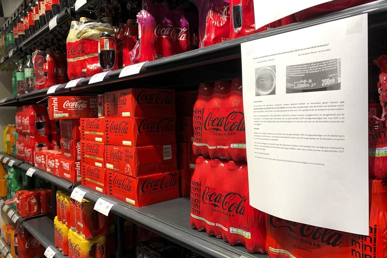 Una nota en los anaqueles de un supermercado en Amberes, Bélgica, después de que Coca-Cola retirara algunos de sus refrescos en Europa, el martes 28 de enero de 2025. (AP Foto/Virginia Mayo)