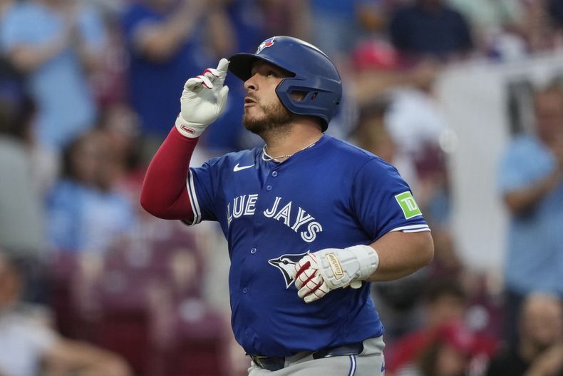 El mexicano Alejandro Kirk, de los Azulejos de Toronto, festeja tras conseguir un cuadrangular ante los Rojos de Cincinnati, el miércoles 3 de septiembre de 2025 (AP Foto/Carolyn Kaster)