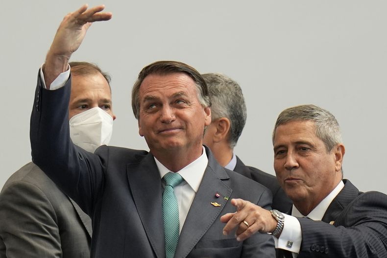 ARCHIVO - El entonces presidente de Brasil, Jair Bolsonaro, a la izquierda, y el ministro de Defensa, Walter Braga Netto, asisten a una ceremonia en honor de deportistas militares que participaron en los Juegos Olímpicos de Tokio 2020, en el Centro de Educación Física Almirante Adalberto Nunes, una instalación militar en Río de Janeiro, el 1 de septiembre de 2021. (AP Foto/Silvia Izquierdo, Archivo)