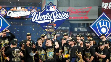 El campocorto de los Cerveceros de Milwaukee Cooper Pratt celebra con el trofeo después de que el equipo ganó la Serie Mundial al vencer en el juego 5 a los Rays de Tampa Bay el miércoles 28 de octubre del 2026. (AP Foto/Ashley Landis)