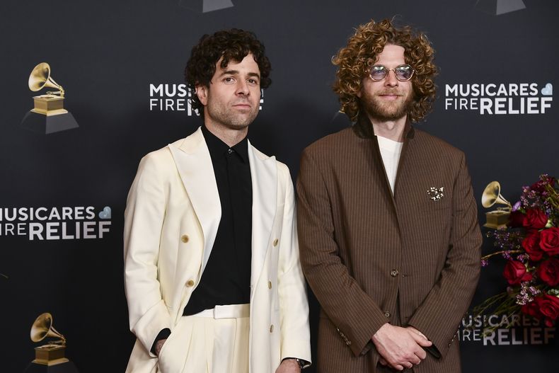Taylor Goldsmith y Griffin Goldsmith de Dawes posan en la sala de prensa durante la 67a entrega anual de los premios Grammy el domingo 2 de febrero de 2025 en Los Ángeles. (Foto Richard Shotwell/Invision/AP)