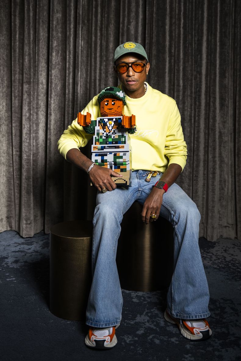 Pharrell Williams posa para promover la película “Piece by Piece” durante el Festival Internacional de Cine de Toronto, el lunes 9 de septiembre de 2024, en Toronto. (Foto Arthur Mola/Invision/AP)