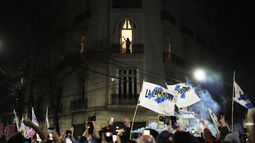 La expresidenta argentina Cristina Fernández saluda a sus partidarios desde el balcón de su casa, donde cumple una condena de seis años de arresto domiciliario por corrupción, tras el cierre de las elecciones provinciales legislativas en Buenos Aires, Argentina, el domingo 7 de septiembre de 2025. (AP Foto/Natacha Pisarenko)