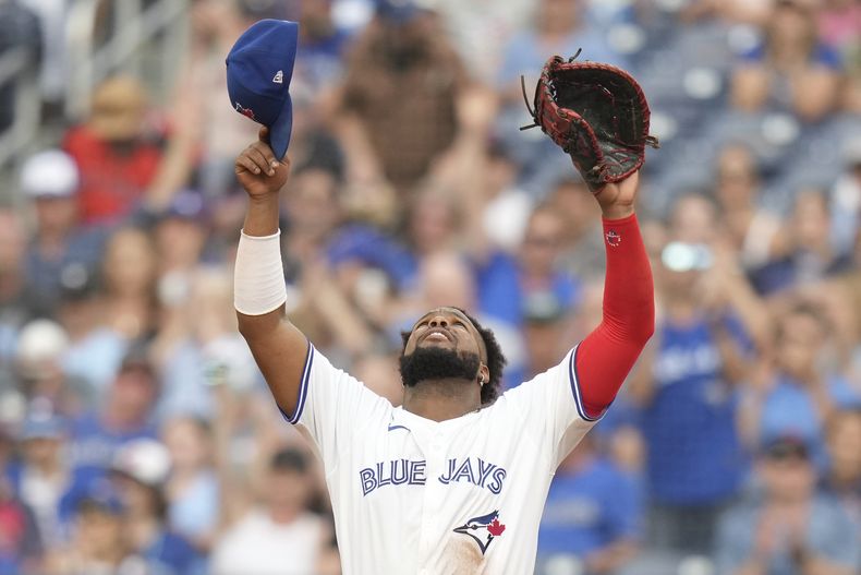 El dominicano Vladimir Guerrero Jr., de los Azulejos de Toronto, festeja la victoria sobre los Cardenales de San Luis, el sábado 14 de septiembre de 2024 (Chris Young/The Canadian Press via AP)
