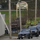 Un cadáver en una camilla es sacado del restaurante Schemengees Bar and Grille, el jueves 26 de octubre de 2023, en Lewiston, Maine. El restaurante fue escenario de dos balaceras masivas en Lewiston el día anterior. (AP Foto/Robert F. Bukaty)