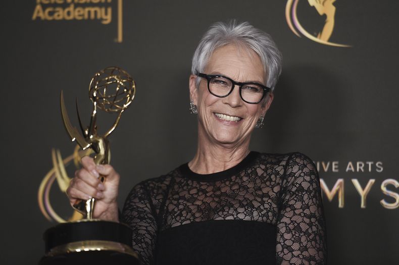 Jamie Lee Curtis posa con su premio de actriz invitada destacada en una serie de comedia por The Bear en la segunda noche de los Premios Emmy de las Artes Creativas el domingo 8 de septiembre de 2024 en Los Ángeles. (Foto Richard Shotwell/Invision/AP)
