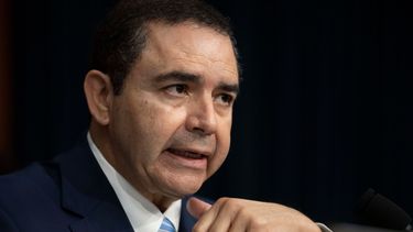 El representante demócrata por Texas Henry Cuellar en el Congreso en Washington el 10 de abril del 2024. (AP foto/Mark Schiefelbein)