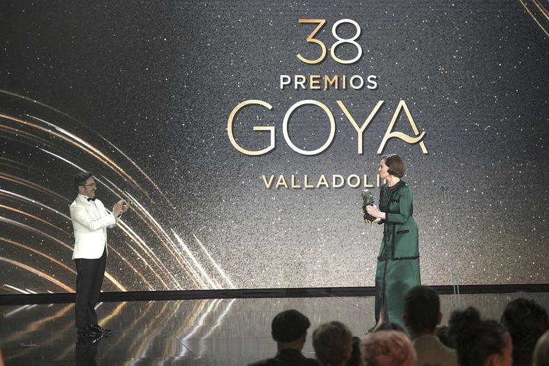 La actriz estadounidense Sigourney Weaver, tras recibir el Goya Internacional de manos del cineasta Juan Antonio Bayona, en la 38va edición de los Premios Goya, en Valladolid, España, el 10 de febrero de 2024. (Jose Oliva/Europa Press vía AP)