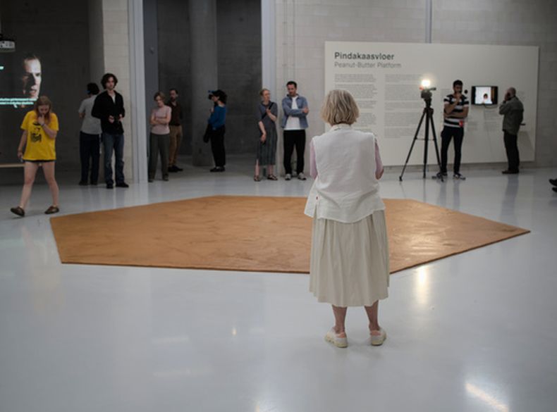 Foto entregada por Niels van der Pas que muestra la exhibición del piso de mantequilla de maní en Rotterdam, Holanda, el 9 de julio del 2026. (Niels van der Pas/via AP)