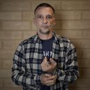Mathieu Kassovitz posa después de una entrevista con Associated Press, en Tremblay-en-France, el martes 17 de septiembre de 2024. (Foto AP/Christophe Ena)