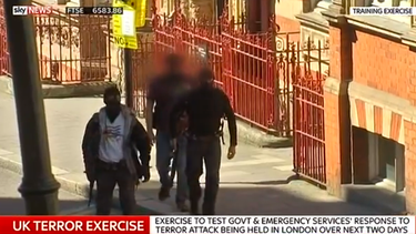 la policia de londres uso un falso terrorista con la bandera de cuba en un simulacro