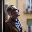El cantante uruguayo Jorge Drexler posa durante una entrevista con The Associated Press en Madrid, España, el miércoles 3 de abril de 2024. (Foto AP/Manu Fernández)
