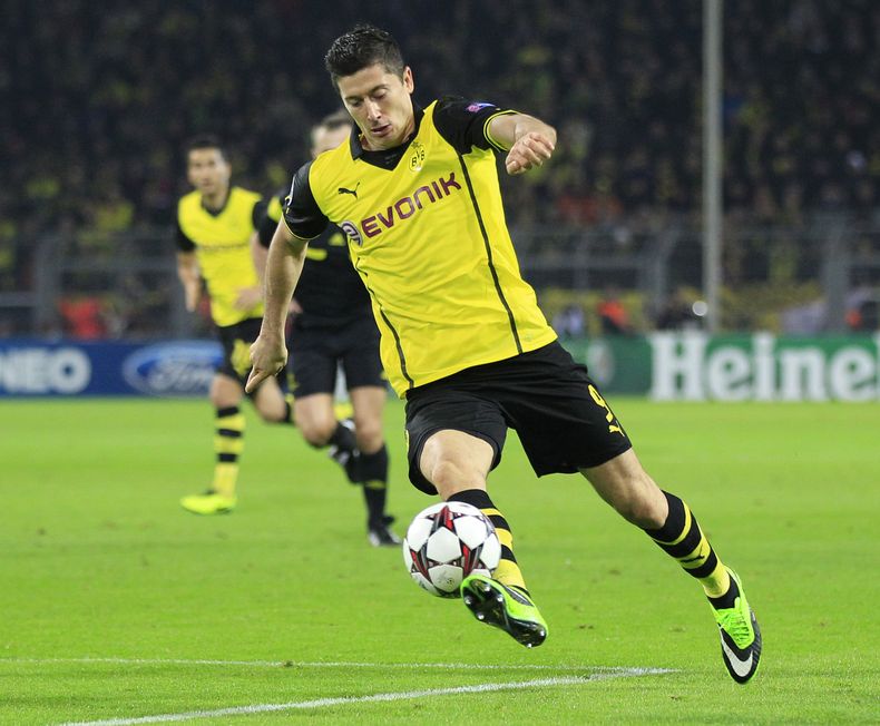 En esta fotograf&iacute;a tomada el 6 de noviembre de 2013, Robert Lewandowski juega para el Borussia Dortmund durante un partido por la Liga de Campeones contra el Arsenal en Alemania. Bayern Munich fich&oacute; a Robert Lewandowski el s&aacute;bado 4 de