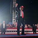 El candidato presidencial republicano, el expresidente Donald Trump, alza un puño durante un evento de campaña, el sábado 12 de octubre de 2024, en Coachella, California. (AP Foto/Alex Brandon)