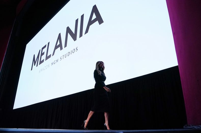 La primera dama Melania Trump baja del escenario después de hablar antes del estreno de su película Melania en el Centro Conmemorativo John F. Kennedy para las Artes Escénicas, el jueves 29 de enero de 2026, en Washington. (Foto AP/Allison Robbert)